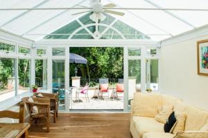Acorns with own hot tub, romantic escape, close to Lyme Regis