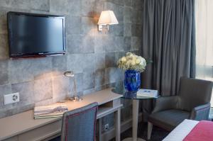 Executive Double Room with Kitchenette room in Hotel Drake-Longchamp