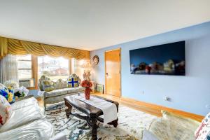 Oak Lawn Apartment about 2 Mi to Ford City Mall!