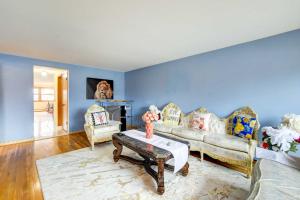 Oak Lawn Apartment about 2 Mi to Ford City Mall!