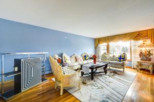 Oak Lawn Apartment about 2 Mi to Ford City Mall!