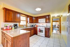 Oak Lawn Apartment about 2 Mi to Ford City Mall!