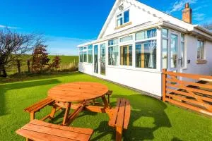 "Woodlands" by Greenstay Serviced Accommodation - Luxury 3 Bed Cottage In North Wales With Stunning Countryside Views & Parking - Close To Glan Clwyd Hospital - The Perfect Choice for Contractors, Business Travellers, Families and Groups - St Asaph