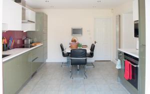 Acorns with own hot tub, romantic escape, close to Lyme Regis