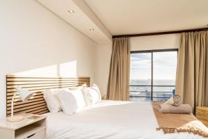 Panoramic Ocean View Beachfront Top floor 2 bed, Big Bay- 212 Eden on the Bay