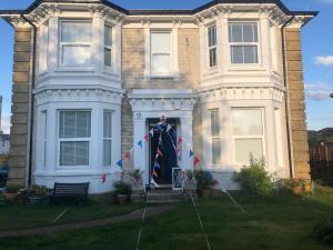 3 Bed Flat - Sleeps 5 - Garden - Parking - Wifi