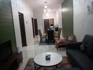 Homestay Bonda, Taman Mayung, Teluk Kemang - Private Children Pool - Malay Only