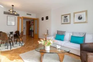 Vivienda con zona de trabajo, piscina y parking - Madrid