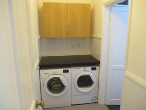 3 Bed Flat - Sleeps 5 - Garden - Parking - Wifi