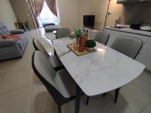 Twin Galaxy Studio with King bed city view