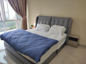 Twin Galaxy Studio with King bed city view