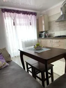 Центр. Поруч Парк та Став (3) - 波恰耶夫