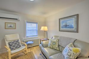 Quaint DT Greenport Apt - 2 Mi to Shelter Island!