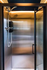 Nutkins Luxury Shepherd Hut with hot tub close to Lyme Regis