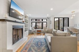 Designer 3 BR Townhome with Beautiful Backyard