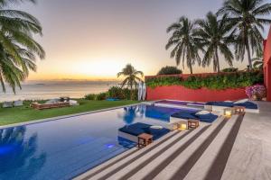 Stunning 7 Bd Beachfront Villa, Fully Staffed w Golf, Spa, Beach Clubs
