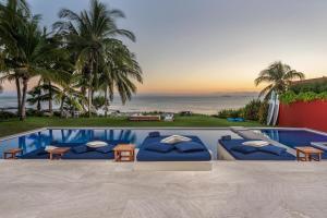 Stunning 7 Bd Beachfront Villa, Fully Staffed w Golf, Spa, Beach Clubs
