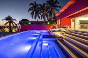 Stunning 7 Bd Beachfront Villa, Fully Staffed w Golf, Spa, Beach Clubs