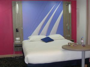 Hotels ibis Styles St Gilles Croix de Vie centre-ville : Suite Standard avec 1 Lit Double et 2 Lits Simples