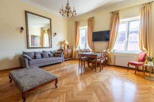 Apartament luster i obrazów