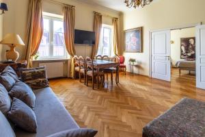 Apartament luster i obrazów