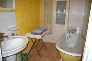 B&B / Chambres d'hotes Grande Maison Mirabelensis - chambres d'hotes : Suite Familiale