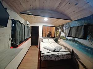 Appartements Roulotte et sauna de Tonton Bouvy au domaine du Reuze : photos des chambres