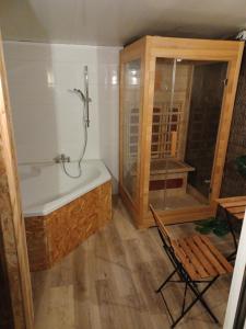 Appartements Roulotte et sauna de Tonton Bouvy au domaine du Reuze : photos des chambres