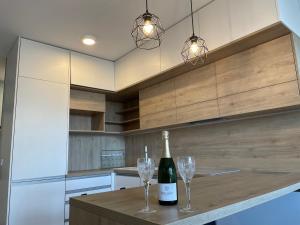 Modern and quiet apartment with air conditioning and private parking