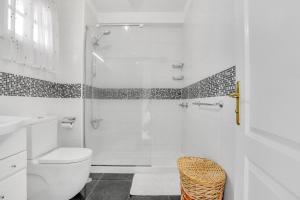 TOP FLOOR, Sea View, Huge Terrace, Heated Pool, Garage