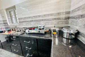 TrueLife - Bhavya Manor - Breakfast Included - 2500 SFT Modern homes with Garden - Panorama Tirumala Mountain View - Peaceful Location - Fast WiFi - Many restaurants nearby - Large hall, AC bedrooms, Kitchen - Android TV - Top service with lots of Lo