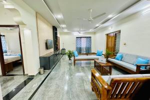 TrueLife - Bhavya Manor - Breakfast Included - 2500 SFT Modern homes with Garden - Panorama Tirumala Mountain View - Peaceful Location - Fast WiFi - Many restaurants nearby - Large hall, AC bedrooms, Kitchen - Android TV - Top service with lots of Lo