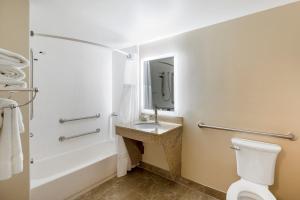 KING BED-ACCESSIBLE ROOM-BATHTUB-NON SMOKING room in Best Western Plus Grand Castle Inn & Suites Grand Rapids West