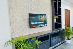 TrueLife - Bhavya Manor - Breakfast Included - 2500 SFT Modern homes with Garden - Panorama Tirumala Mountain View - Peaceful Location - Fast WiFi - Many restaurants nearby - Large hall, AC bedrooms, Kitchen - Android TV - Top service with lots of Lo