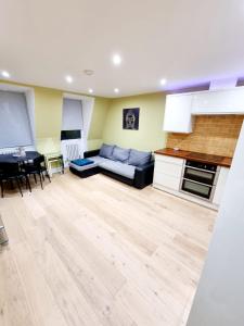 Stylish London Apartment with Terrace & Parking