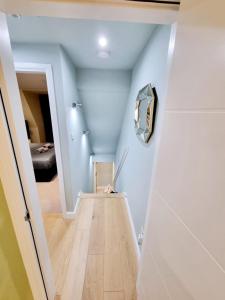 Stylish London Apartment with Terrace & Parking