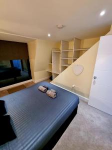 Stylish London Apartment with Terrace & Parking