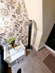 Stylish London Apartment with Terrace & Parking