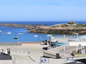 Appartement spacieux avec WIFI et parking à Trégastel, proche plage - FR-1-368-18