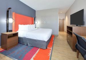 King Room with Bath Tub - Mobility/Hearing Accessible - Non-Smoking room in La Quinta Inn & Suites by Wyndham Lakeway