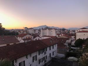 Maisons de vacances Maison moderne a 400m de la plage avec terrasses et equipements complets a St-Jean-de-Luz - FR-1-239-878 : photos des chambres