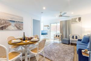 Hibiscus Court 2 fantastic air conditioned 3 bedroom unit