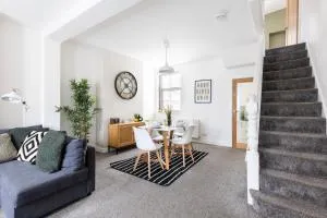 Levi Suite by Koya Homes - 3-Bedroom Home, Downtown Cardiff, Free Parking - Leckwith