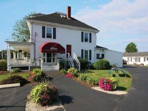 Carriage House Motel Cottages & Suites