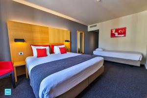 Standard Triple Room room in Hotel De La Couronne Liege