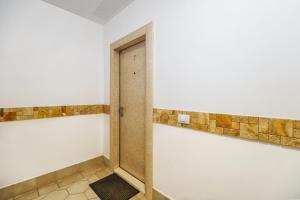 Green Studio - located by the forest, near AFI Mall, and moments away from The Old Town