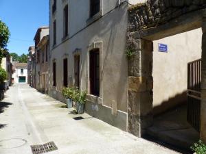 Maisons de vacances Chez Jean - Newly renovated air-conditioned flat at the foot of the ramparts, 4 people : photos des chambres