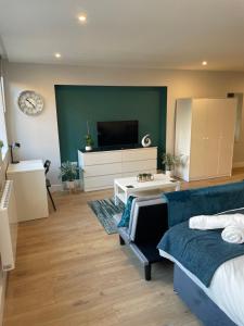 Super-King Bed Studio Apartment in Central Northampton
