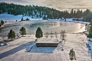 Pinecrest Retreat with Fireplace!