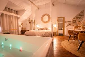 B&B / Chambres d'hotes Love Room Boheme Les Petits Plaisirs : photos des chambres